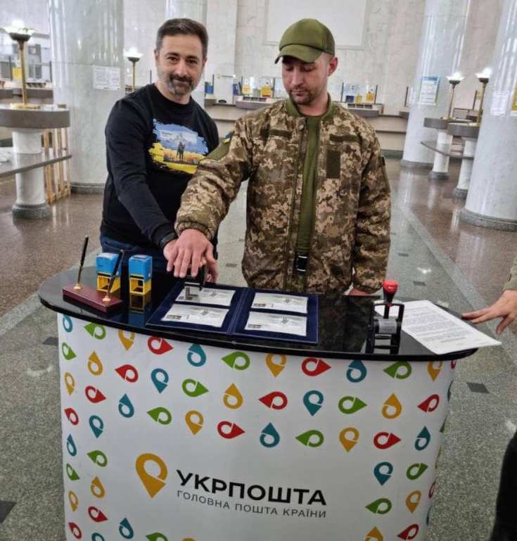 Ukrposhta CEO Igor Smilyanski with Roman Grybov. Image via Ukrposhta
